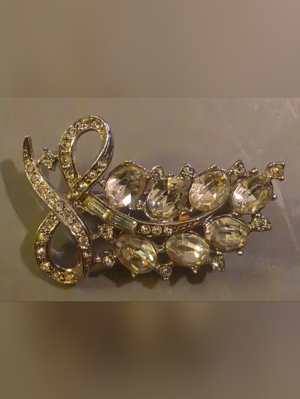 Beautiful vintage mid-century silver-tone rhinestone brooch